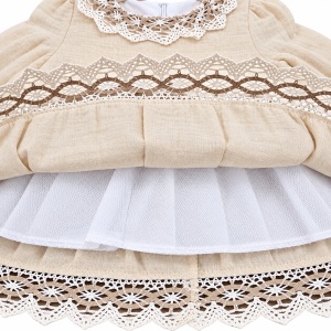 Rochita fetita bej cu dantela si fundita, prezentare in decor