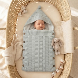 Sac de dormit bebe tricotat gri cu gluga, interior pufos si nasturi laterali