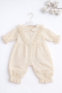 Salopeta bebe fetita muselina ivoire dantela eleganta set cu bentita - Img 2