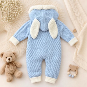 Salopeta bebe groasa pentru iarna albastra imblanita cu gluga si urechiuse, prezentare in decor