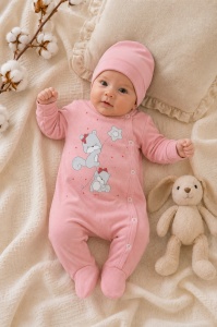 Salopeta bebe roz din bumbac cu caciulita si imprimeu ursuleti pentru fetite