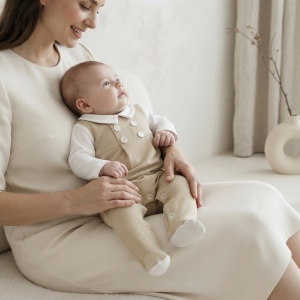 Salopeta eleganta bebe din bumbac, bej si alb, cu guler si botosei integrati - Img 2