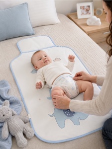 Salteluta impermeabila pentru schimbat scutece bebe pliabila model elefanti albastri