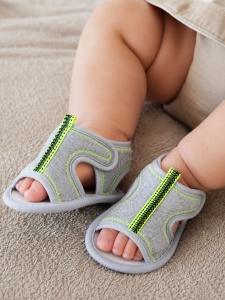 Sandale bebe gri deschis tip sport cu verde neon, usoare si flexibile vara - Img 2