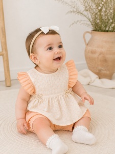 Set bebe fetita muselina 2 piese – bluza cu volane si pantaloni scurti culoare piersica
