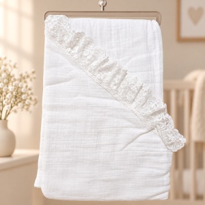 Set botez bebe premium din muselina alba 4 piese cu dantela – salopeta, paturica, boneta si manusi - Img 5