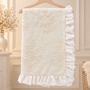 Set botez fetita premium din muselina 4 piese ivoire cu dantela, broderii si paturica - Img 3