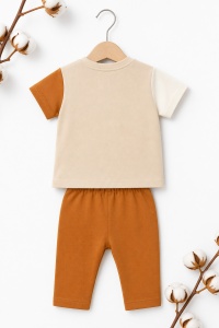 Set haine bebe baiat 2 piese bumbac premium – tricou cu barcute si pantaloni maro, fotografie de produs pe fundal alb