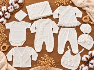 Set nou nascut 10 piese bumbac alb cu dantela, paturica, salopeta, body si accesorii