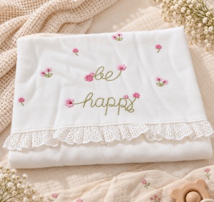 Set nou nascut 10 piese bumbac alb cu floricele roz, dantela, paturica si accesorii - Img 5