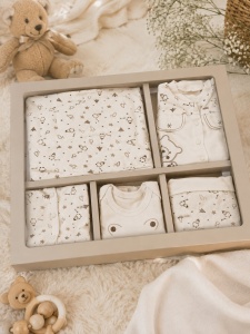 Set nou nascut 10 piese din 100% bumbac crem cu paturica, ursulet si stelute, prezentare in decor