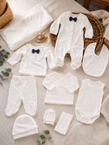 Set nou nascut elegant 10 piese din 100% bumbac alb cu papion bleumarin si paturica