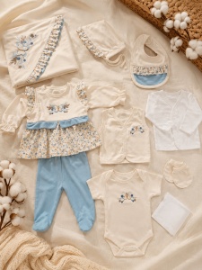 Set nou nascut fetita 10 piese 100% bumbac, bleu ivoire, fluturas, paturica inclusa