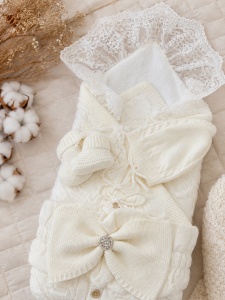 Set premium 4 piese pentru bebe fetita din lana de oaie cu port-bebe tricotat, salopeta, caciulita, botosei, prezentare in decor