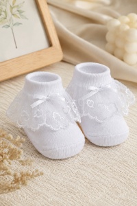 Sosete bebe albe cu dantela si fundita eleganta pentru fetite
