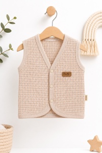 Vesta bebe crem din bumbac waffle, cu capse, moale si confortabila, fotografie de produs pe fundal alb