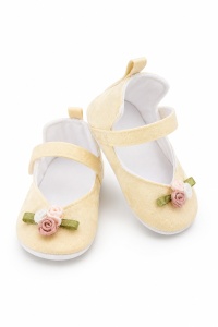 Balerini bebe eleganti crem cu floricele decorative, comozi si delicati pentru fetite