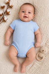Body bebe bleu din bumbac cu model ajurat cu maneca scurta