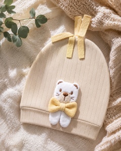Caciulita bebe crem cu ursulet si fundita galbena unisex pentru nou nascut