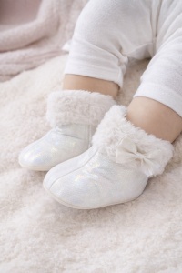 Cizmulite bebe albe cu blanita, funda decorativa si efect sidefat, talpa moale