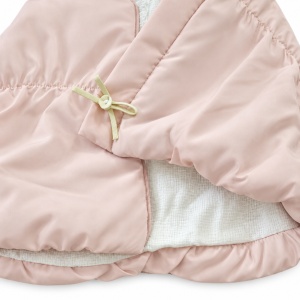 Compleu fetita 3 piese bluza bumbac blugi si vesta matlasata groasa roz, prezentare in decor