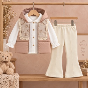 Compleu fetita 3 piese bumbac cu vesta matlasata camasa si pantaloni evazati, prezentare in decor