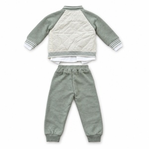 Costum bebe 3 piese cu geaca matlasata, bluza si pantaloni din bumbac, fotografie de produs pe fundal alb