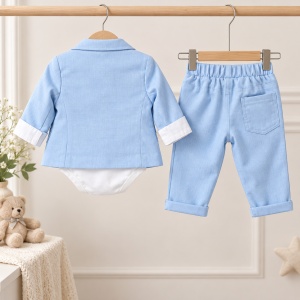 Costum elegant bebe baieti 3 piese bleu cu sacou, pantaloni si body cu papion, prezentare in decor