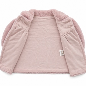 Palton fetita roz din material teddy cu guler si bereta, prezentare in decor