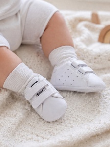 Pantofi bebelusi albi tip sneakers cu inchidere cu arici, talpa moale antiderapanta pentru primii pasi