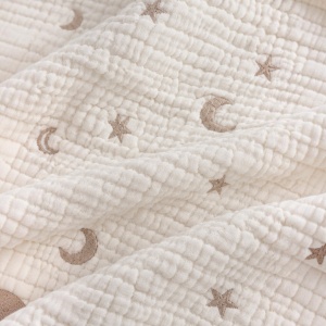 Patura bebe din muselina 4 straturi, 90x90 cm, model luna si stelute, crem-bej, prezentare in decor