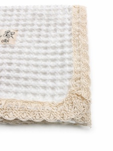 Paturica alba bebe 110x100 cm bumbac moale cu bordura eleganta crem - Img 4