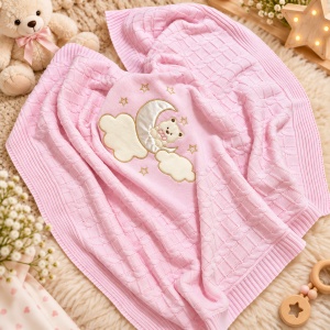 Paturica bebe imblanita 85x95 cm, tricot roz cu ursulet, luna si stelute - Img 3