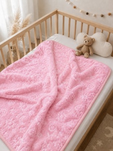 Paturica bebe roz cu model embosat 100x100 cm pufoasa moale pentru nou nascut