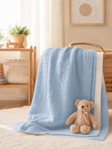 Paturica bebe tricotata bleu imblanita 85x100 cm pentru patut si carucior