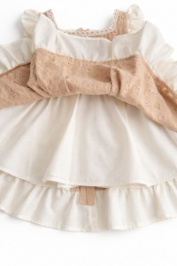 Rochita bebe fetita bej din bumbac cu fundita crem si broderie eleganta - Img 5