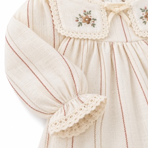 Rochita fetita ivory plisata cu guler si broderie, detaliu material si finisaje