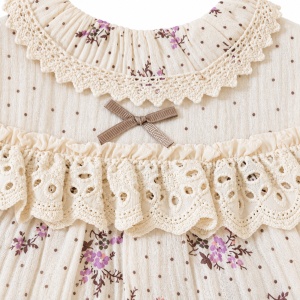 Rochita fetita ivory cu imprimeu floral si volane, prezentare in decor