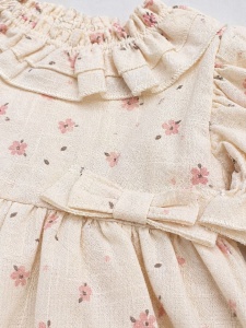 Rochita fetite crem din bumbac cu imprimeu floral si volane elegante, detaliu material si finisaje