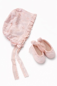 Rochita premium bebe fetita din bumbac cu broderie anglaise si boneta roz, set 4 piese - Img 4
