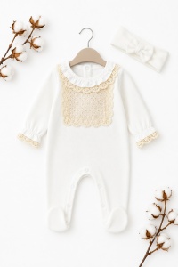 Salopeta bebe alba cu bentita, dantela eleganta si guleras din 100% bumbac - Img 2