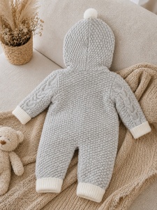 Salopeta bebe din lana cu gluga si interior imblanit, gri, pentru sezonul rece, prezentare in decor