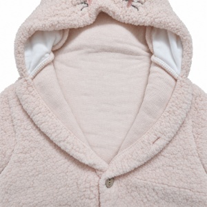 Salopeta bebe roz din material teddy cu gluga si urechi de iepuras, prezentare in decor