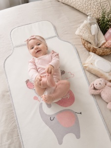 Salteluta impermeabila pentru schimbat scutece bebe pliabila model elefant roz
