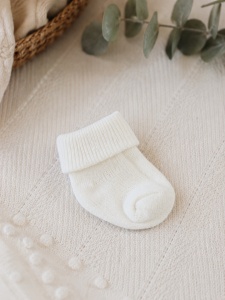 Set 3 perechi sosete bebe gri, alb si ivoire cu manseta moale pentru nou nascut - Img 3