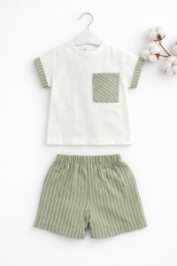 Set bebe baiat 2 piese din bumbac tricou si pantaloni scurti verzi cu dungi, fotografie de produs pe fundal alb