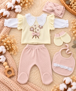Set bebe fetite 5 piese roz ivoire cu flori, pantaloni, bluza, bentita, manusi si bavetica