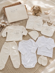 Set nou nascut 10 piese din 100% bumbac crem cu iepuras, paturica si vesta