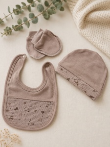 Set nou nascut 10 piese din 100% bumbac maro cappuccino cu paturica si imprimeu ursulet, prezentare in decor