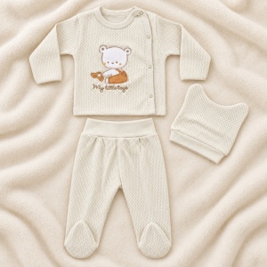 Compleu bebe crem 2 piese cu bluza cu ursulet si pantaloni, prezentare in decor